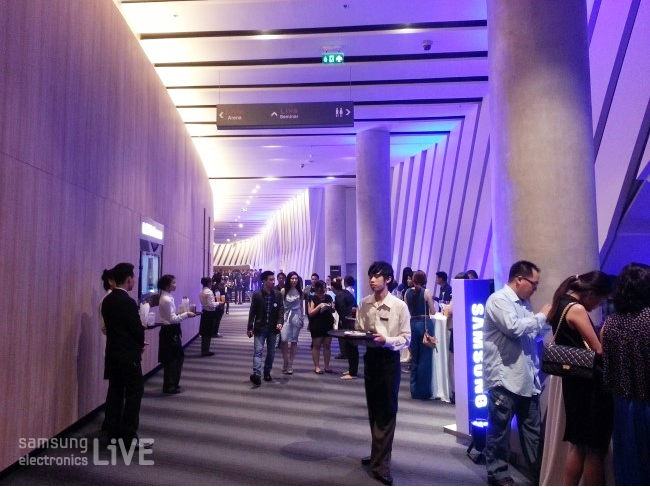 점차 모여든 사람들로 복도는 어느새 북적북적. 기다리는 시간을 맛있는 다과로 채웁니다