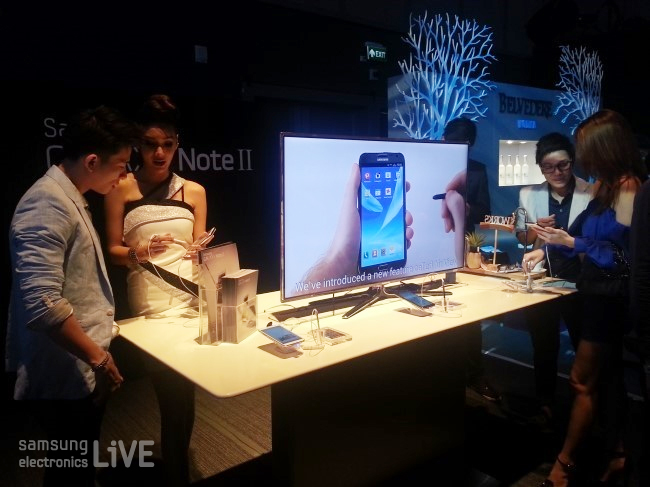 갤럭시노트2를 체험하는 사람들