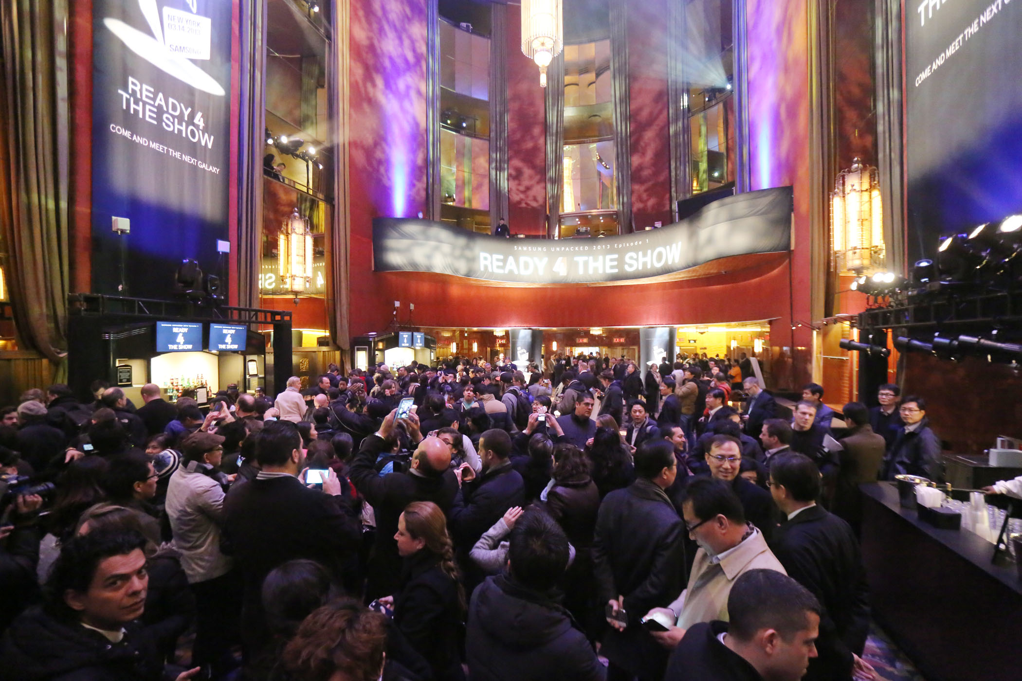 갤럭시S4 언팩행사를 위해 모인 많은 인파