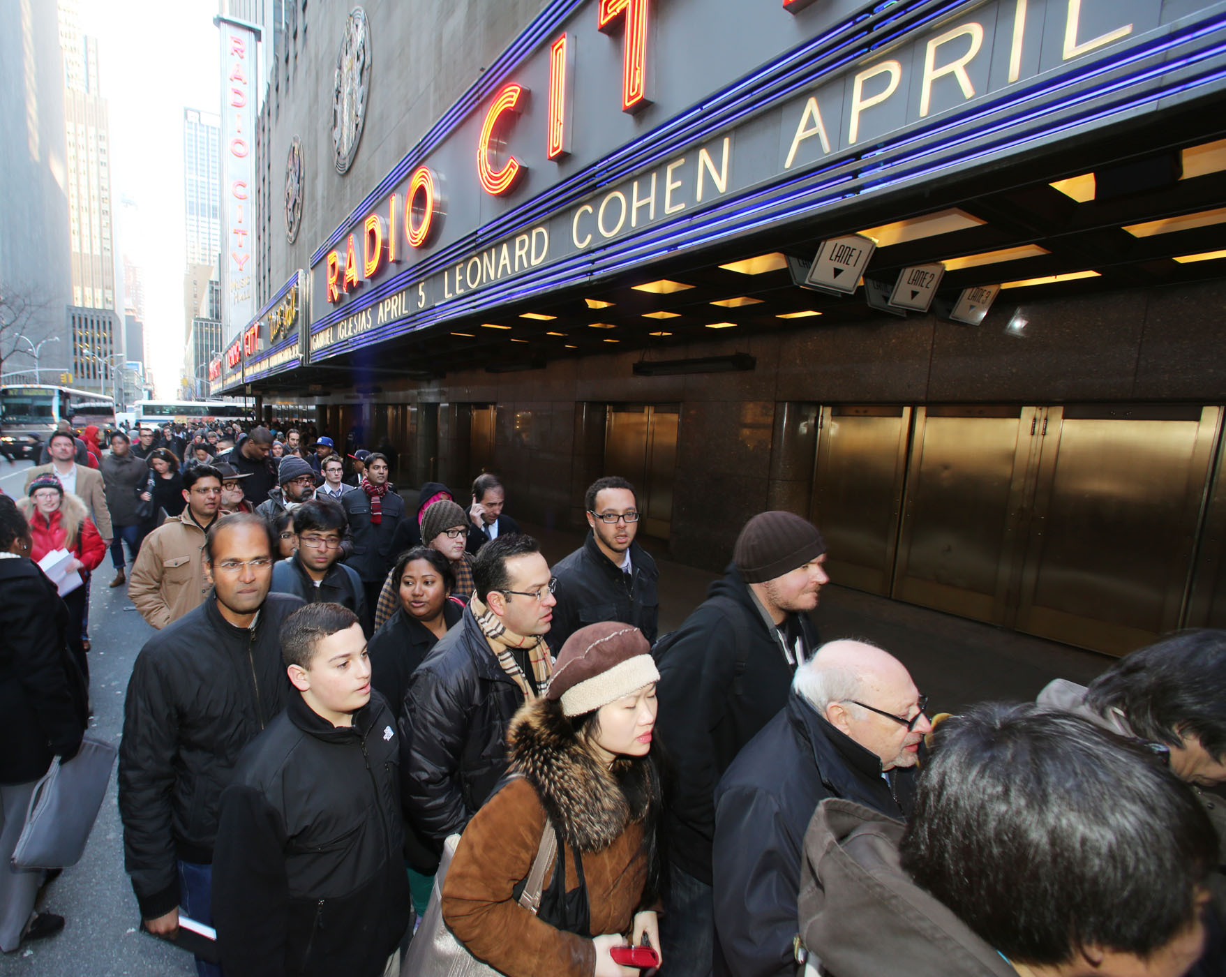 갤럭시S4 언팩행사를 위해 모인 많은 인파