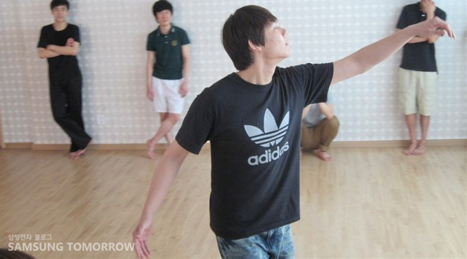 얼굴 근육을 푸는 사람들