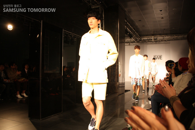 런웨이를 걷는 모델들