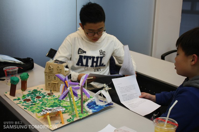 발표 대본을 확인하고 있는 김민수 학생