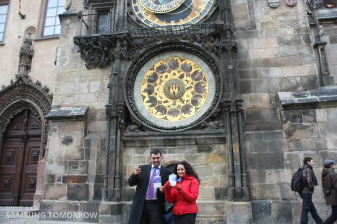 천문시계 앞에서 기념사진을 찍는 남녀