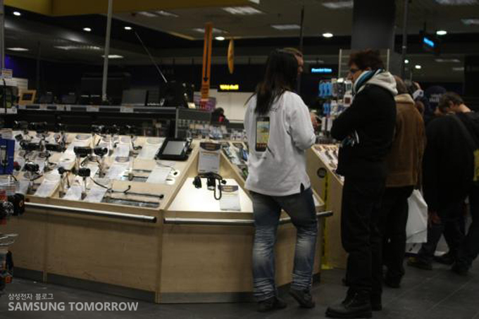 DATART에서 갤럭시 탭을 체험하는 사람들