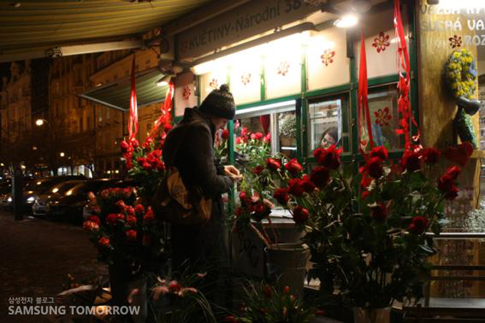 꽃을 사는 남성