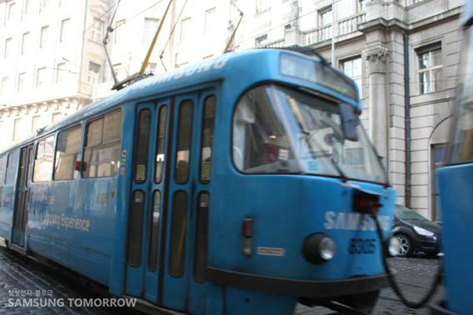 삼성광고가 랩핑된 트람