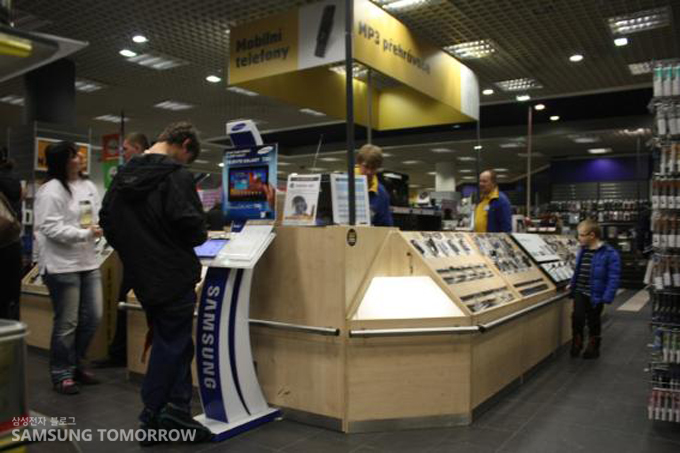 삼성제품을 체험하는 사람들