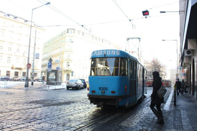 삼성광고가 랩핑된 트람