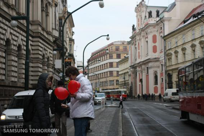 프라하 길거리의 연인