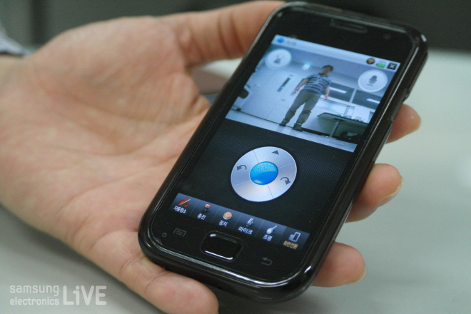 스마트 폰으로 스마트탱고를 조정하는 모습