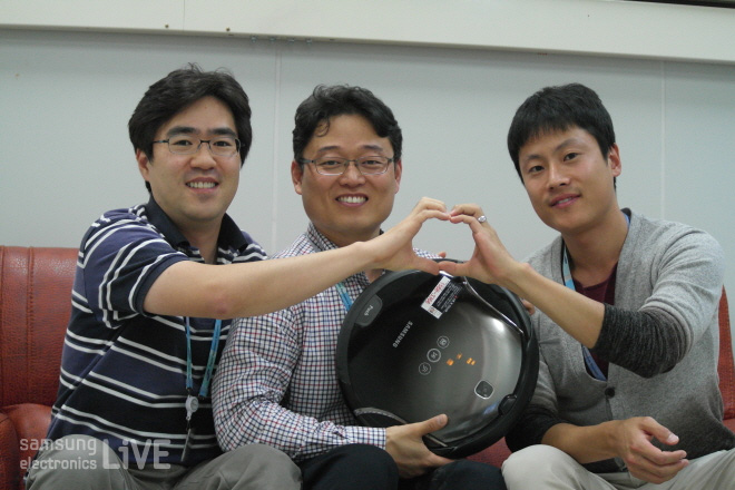 스마트 탱고를 들고 하트를 그리는 장휘찬 선임과 김동원 수석, 윤상식 책임