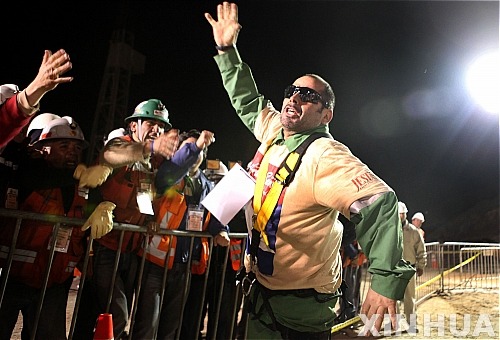 환호하는 광부들