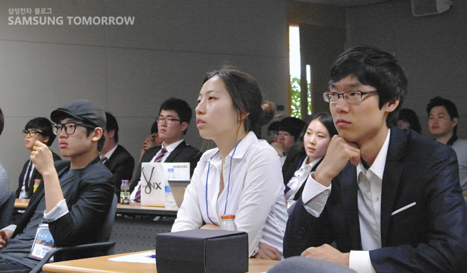 안내를 듣고 있는 NX들