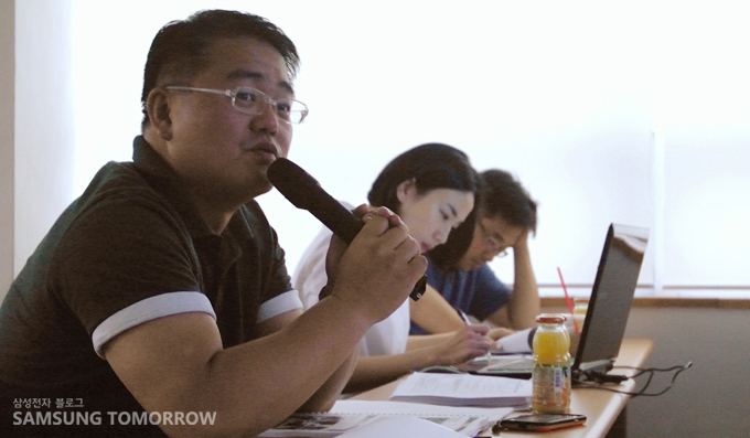 심사평을 하는 심사위원