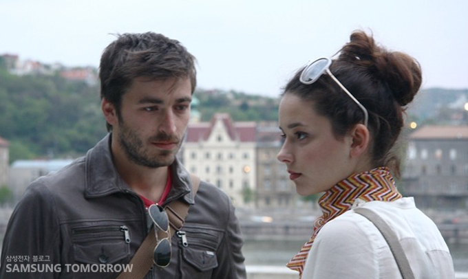 여자를 바라보는 남자