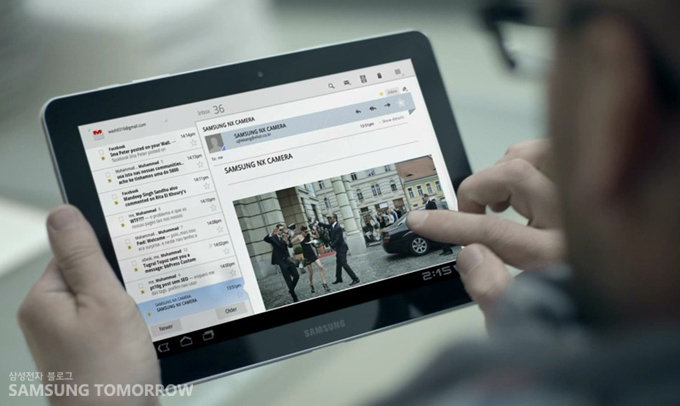 태블릿으로 NX에서 보낸 사진을 확인하는 모습
