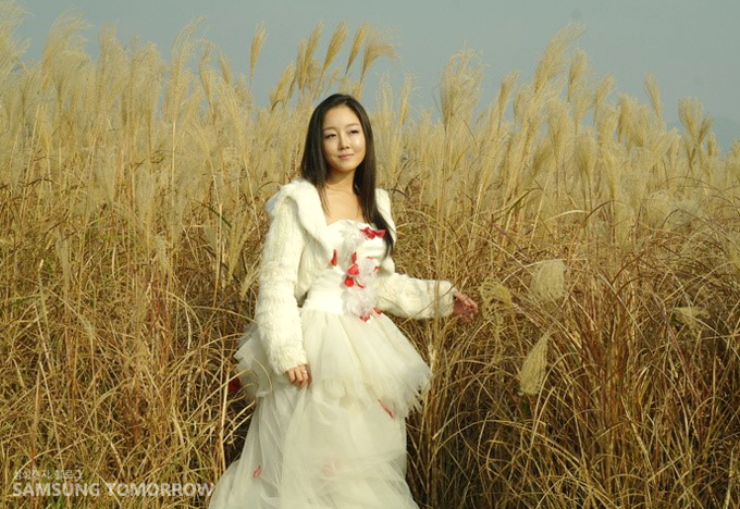 억새밭에서 포즈를 취하고 있는 여성