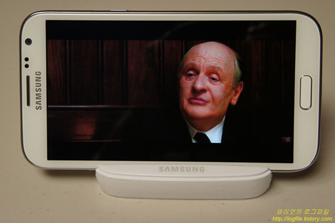 배터리충전기에 갤럭시노트2를 끼워 동영상을 튼 모습
