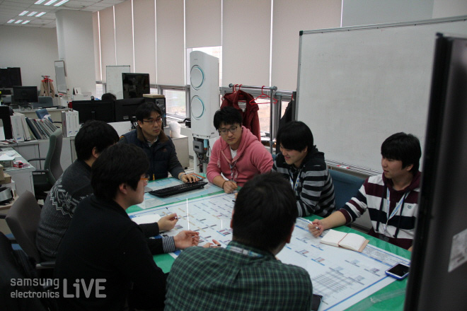 회의하는 에어컨 개발자들