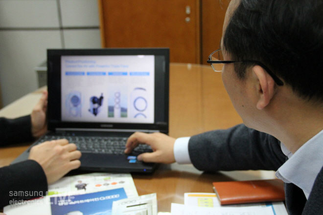 개발팀이 회의하는 모습