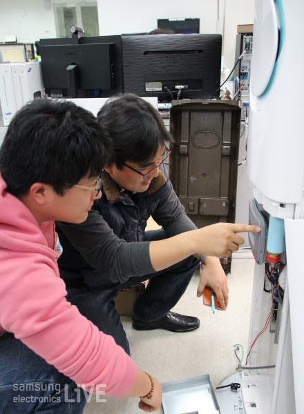 에어컨을 살펴보는 개발자들