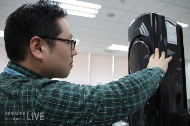 에어컨을 살피는 김태덕 수석