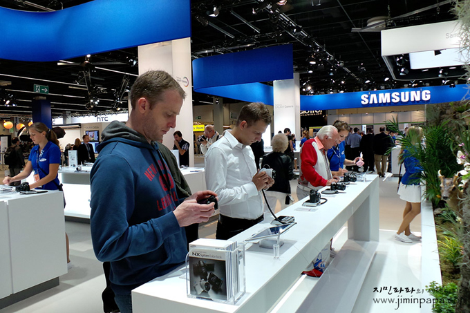 삼성 카메라를 체험하는 사람들