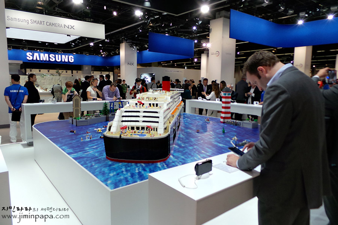 삼성 카메라를 체험하는 사람들