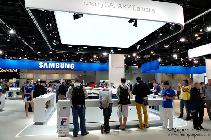 삼성 카메라를 체험하는 사람들