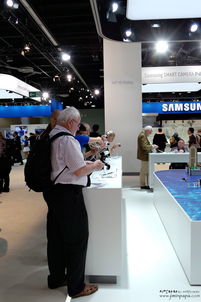 삼서 카메라를 체험하는 사람들