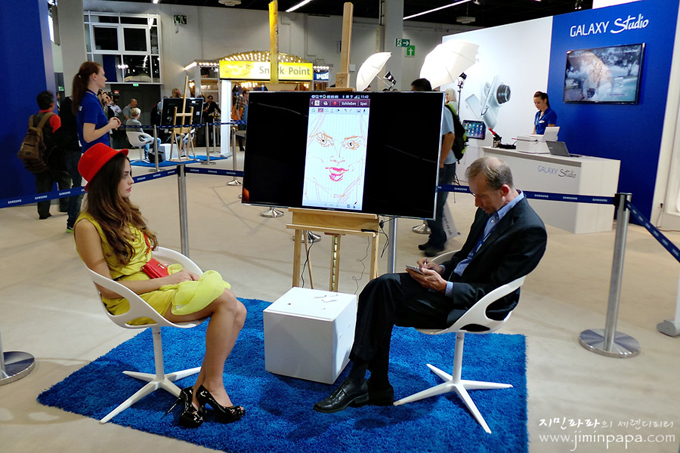 여성을 스케치해주는 남성