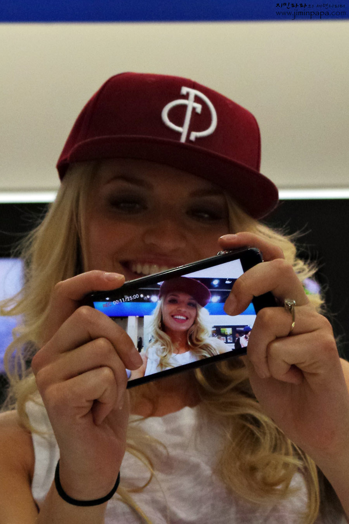 모델이 갤럭시 카메라로 셀카를 찍는 모습