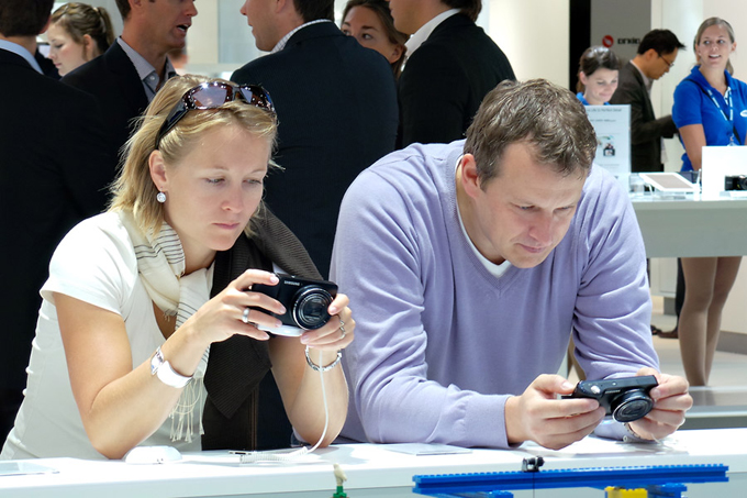 갤럭시카메라를 체험하는 사람들의 모습