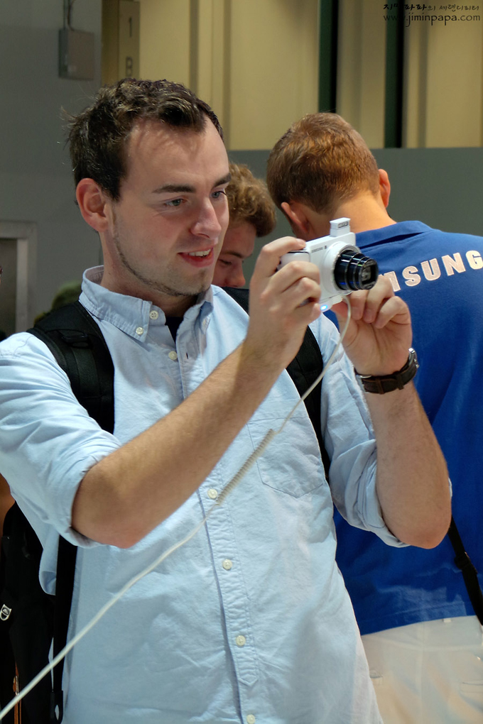 갤럭시카메라를 체험하는 사람들의 모습