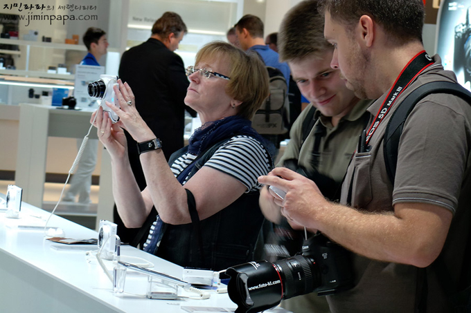 갤럭시카메라를 체험하는 사람들의 모습