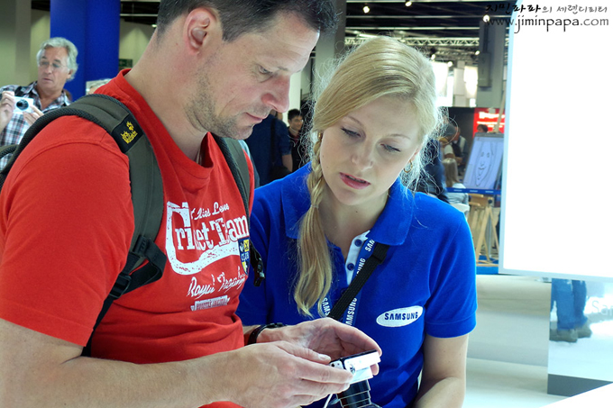 갤럭시카메라를 체험하는 사람들의 모습