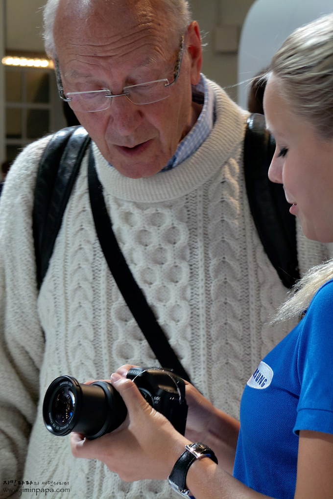 갤럭시카메라를 체험하는 사람들의 모습