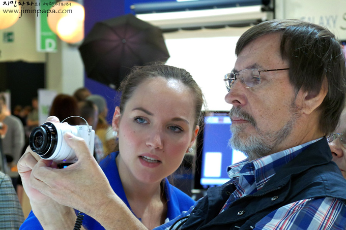 갤럭시카메라를 체험하는 사람들의 모습