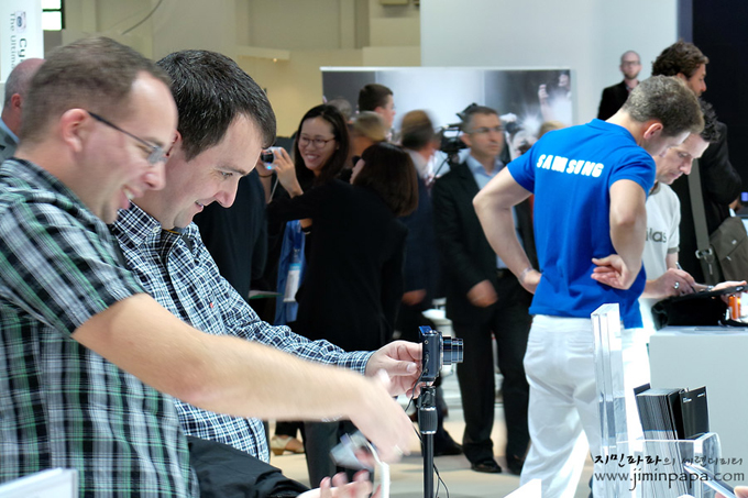 갤럭시카메라를 체험하는 사람들의 모습