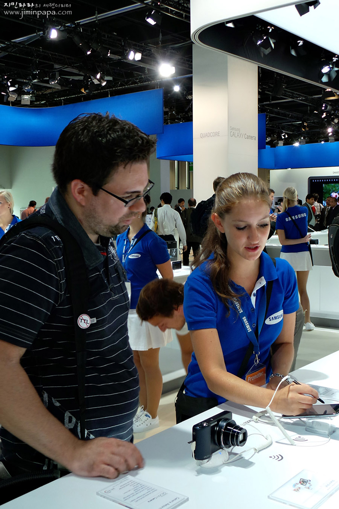 갤럭시카메라를 체험하는 사람들의 모습