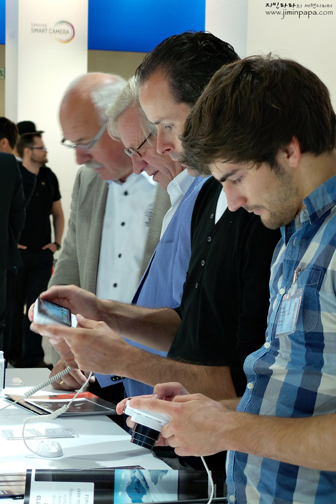 갤럭시카메라를 체험하는 사람들의 모습