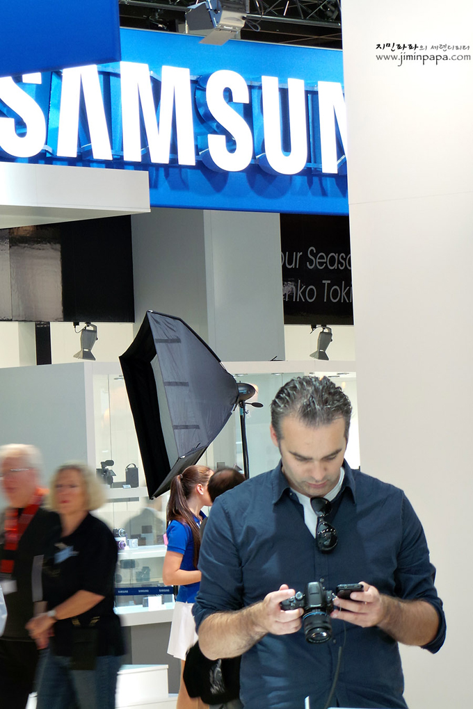 갤럭시카메라를 체험하는 사람들의 모습