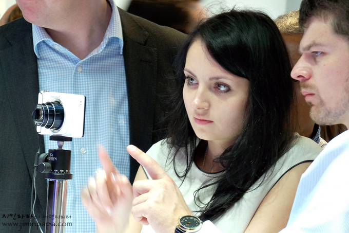 갤럭시카메라를 체험하는 사람들의 모습