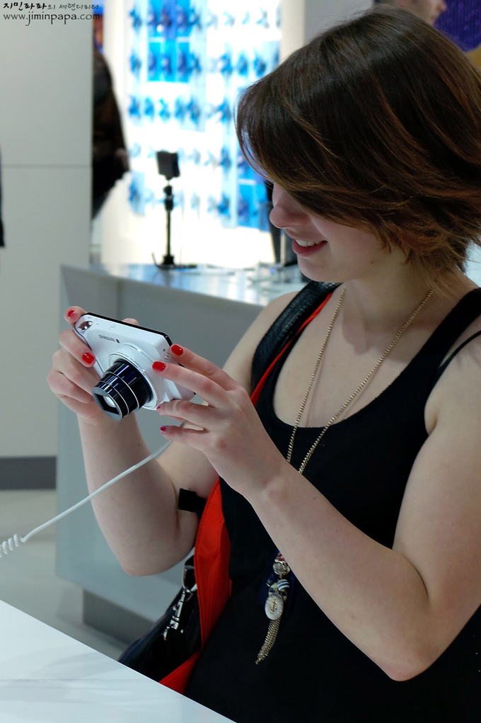 갤럭시카메라를 체험하는 사람들의 모습