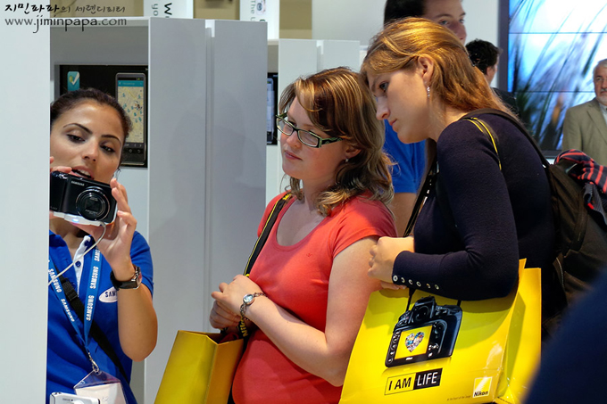 갤럭시카메라를 체험하는 사람들의 모습