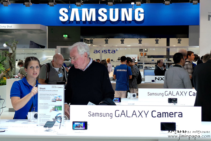 갤럭시카메라를 체험하는 사람들의 모습