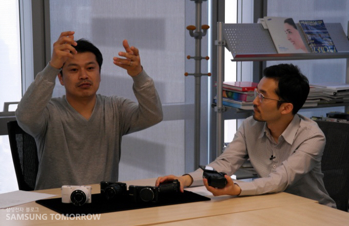 야마우치 켄지 수석 디자이너(좌), 김인식 책임(우)