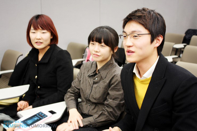 수상팀이 인터뷰하는 모습