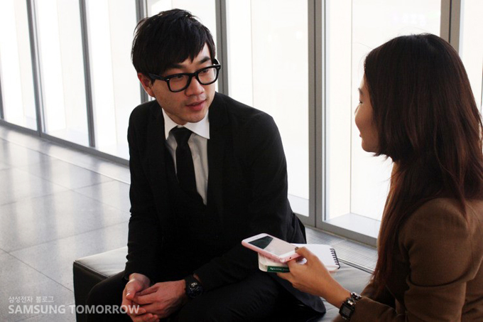 인터뷰하는 모습